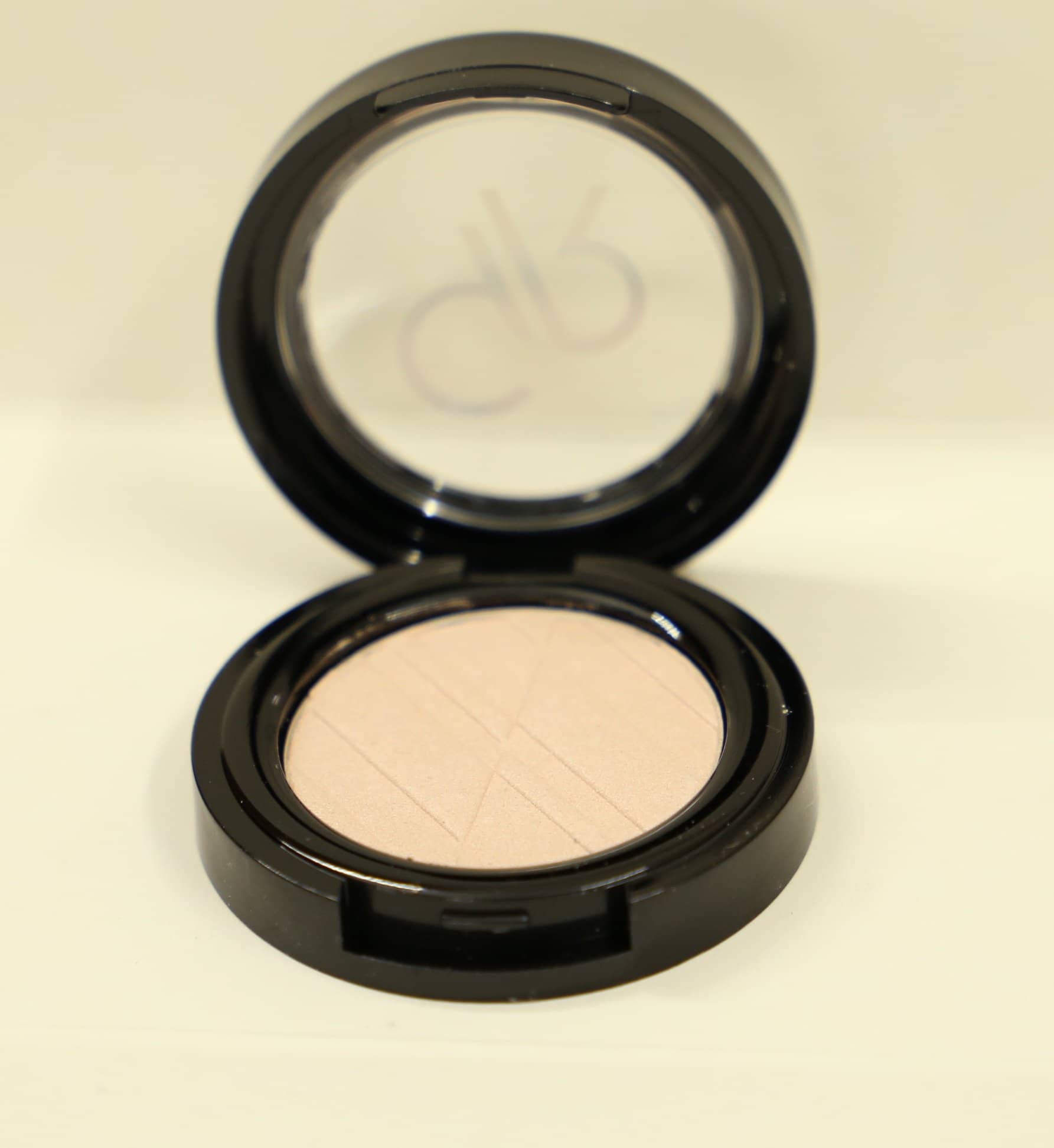 Golden Rose Silky Touch Pearl Eyeshadow - Premium  from Golden Rose - Just Rs 1125! Shop now at Cozmetica